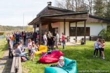 Tennisinteressierte auf der Terrasse des Vereinsheims